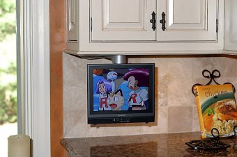 Маленький телевизор для небольшой кухни подойдет для того, чтобы посмотреть мультфильм, пока готовится обед