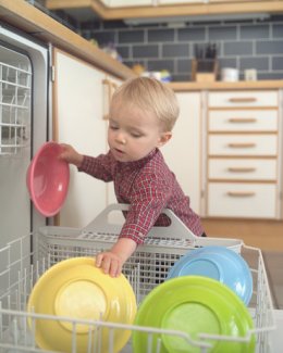 Малыш с удовольствием поучаствует в загрузке посудомоечной машины